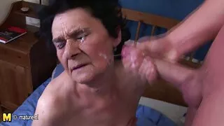 Bebê de peitinhos co ...