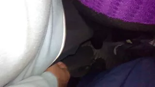 Garota de cabelos cu ...